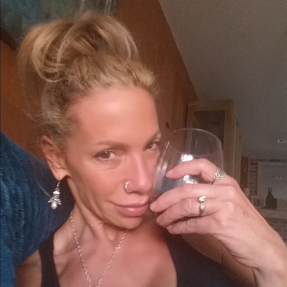 Meet your Posher, Lisa - Picture 2 of 2